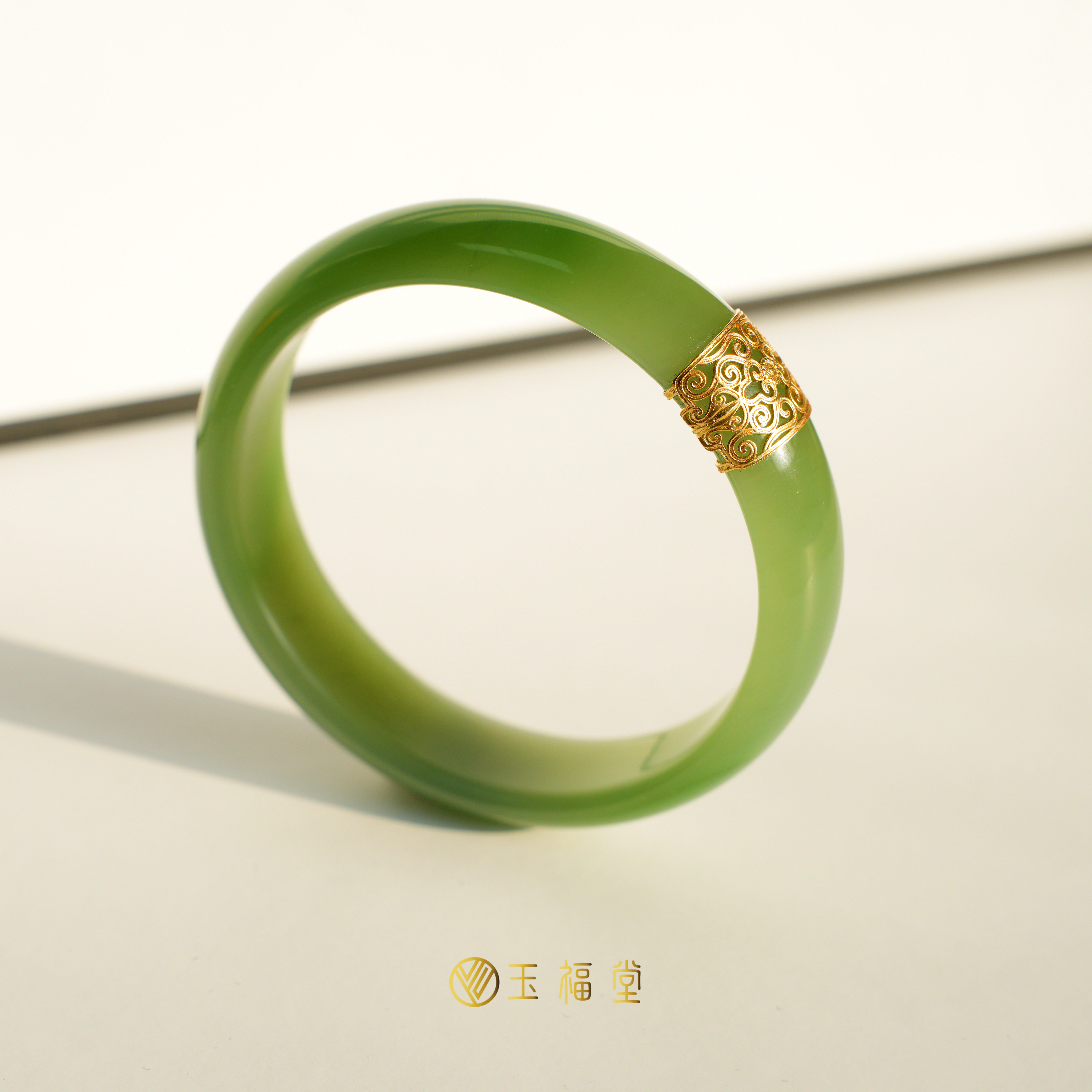 玉福堂 | 俄罗斯和田玉碧玉宽胎手镯 |苹果绿玉镯58mm |18k金镶嵌