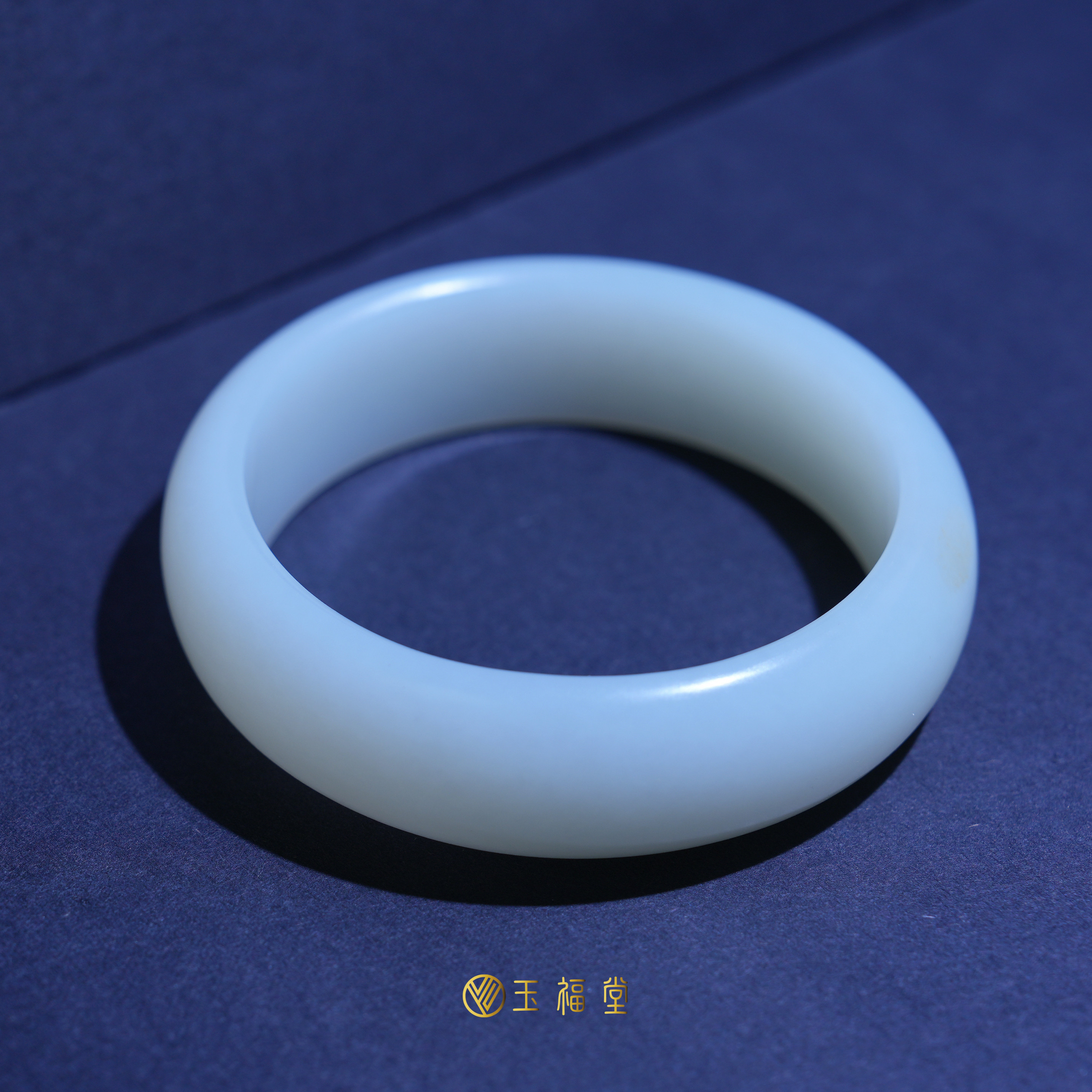 玉福堂 | 新疆和田籽 | 白玉手镯宽轮胎 | 留皮白镯暖白玉镯58mm