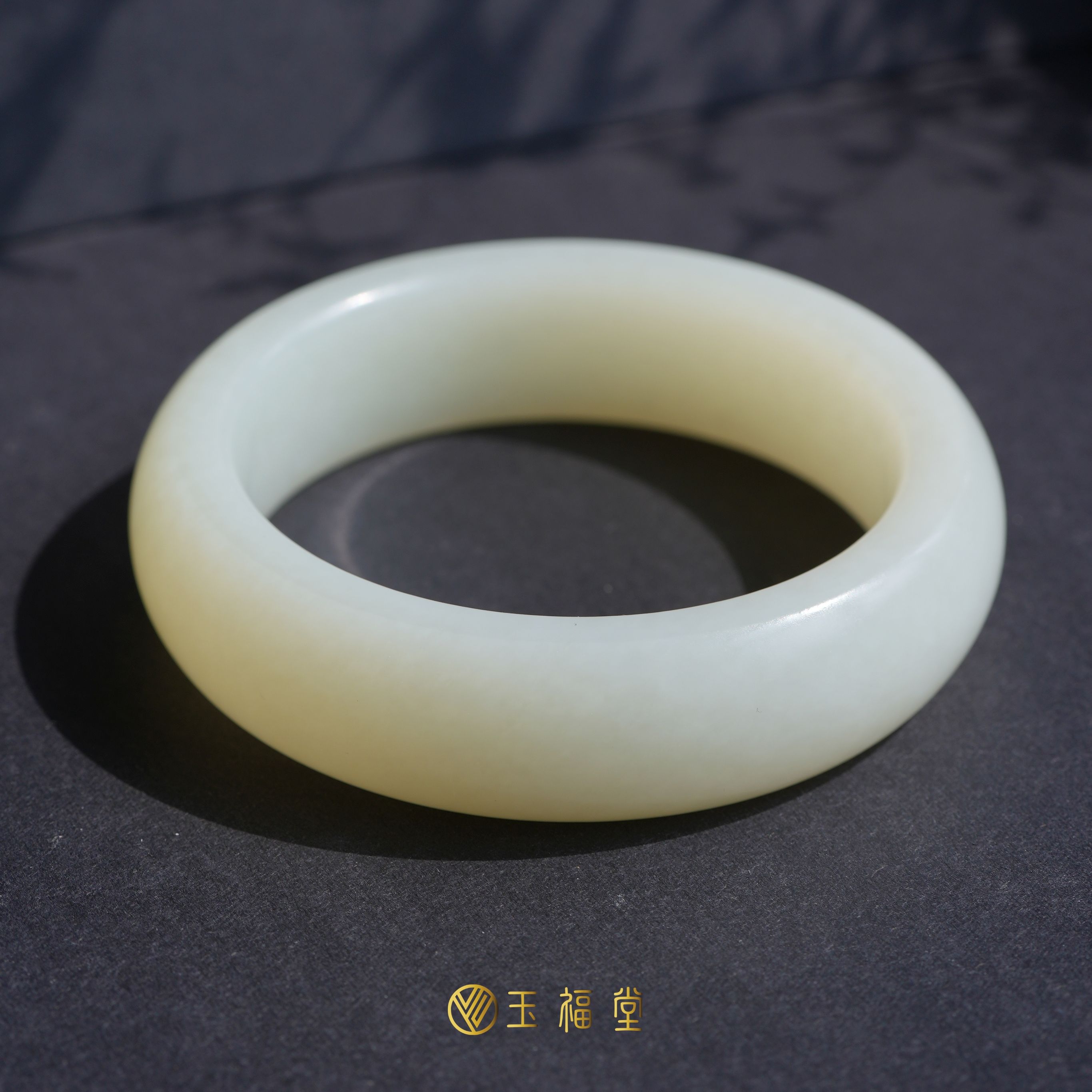 玉福堂|新疆和田玉且末暖白手镯|大宽版玉镯 60mm+