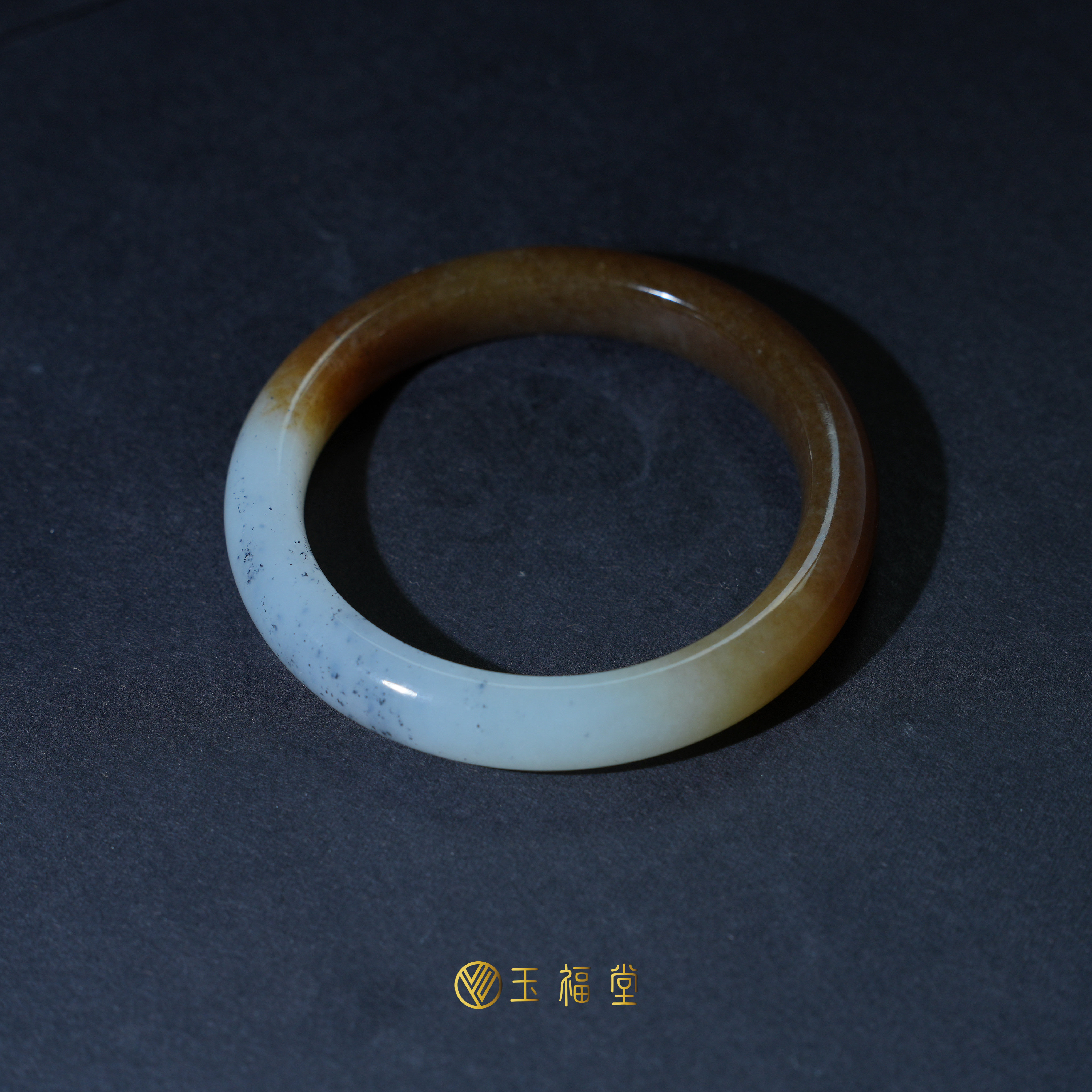 玉福堂 | 新疆和田玉且末糖白玉镯 | 半山水青花手镯52mm小圈手镯