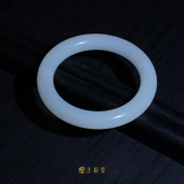 56mm 圆条玉镯 玉福堂 新疆和田玉且末料暖白玉手镯圆镯