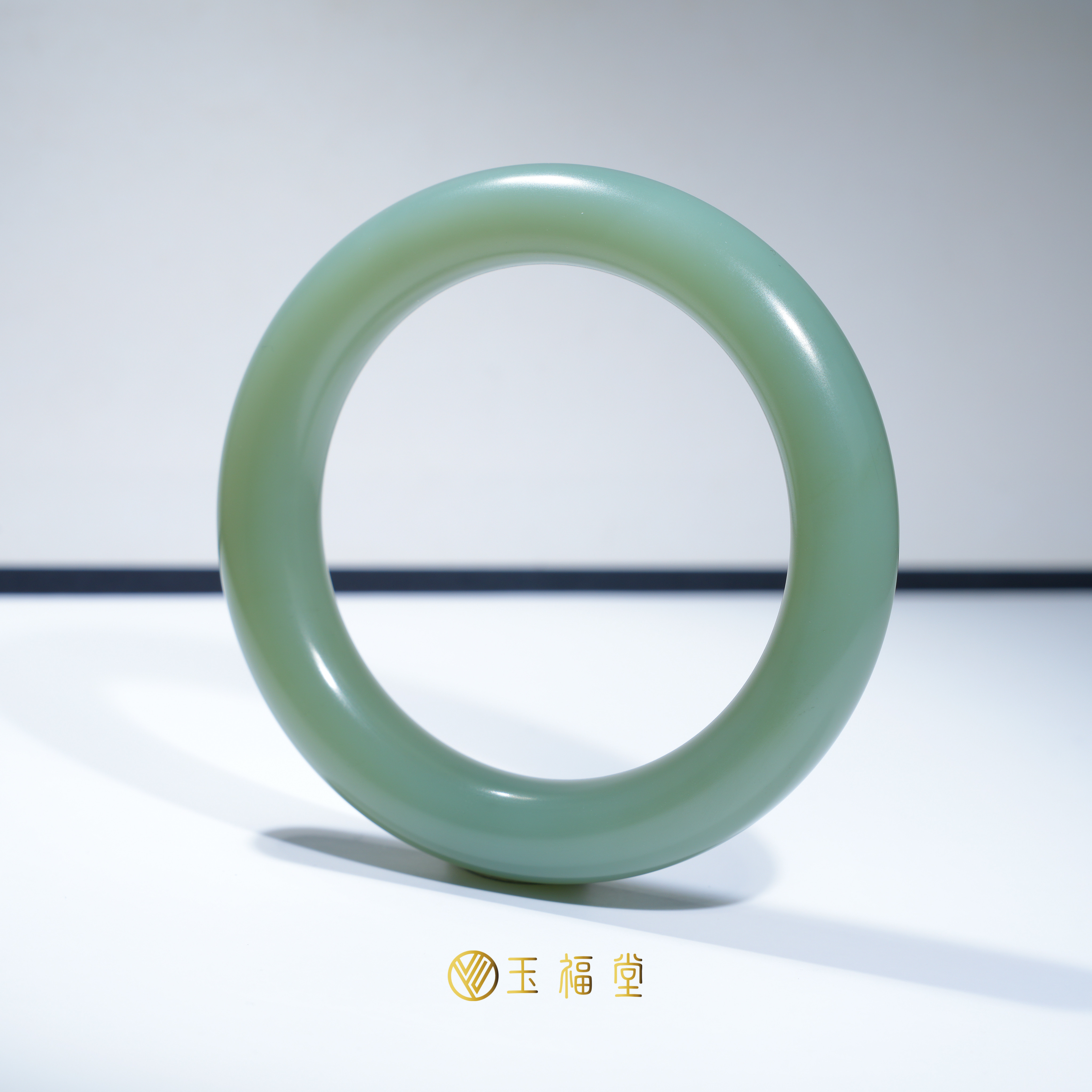 玉福堂 | 俄罗斯和田玉碧玉粉青手镯 | 圆条玉镯女款55mm细度一级