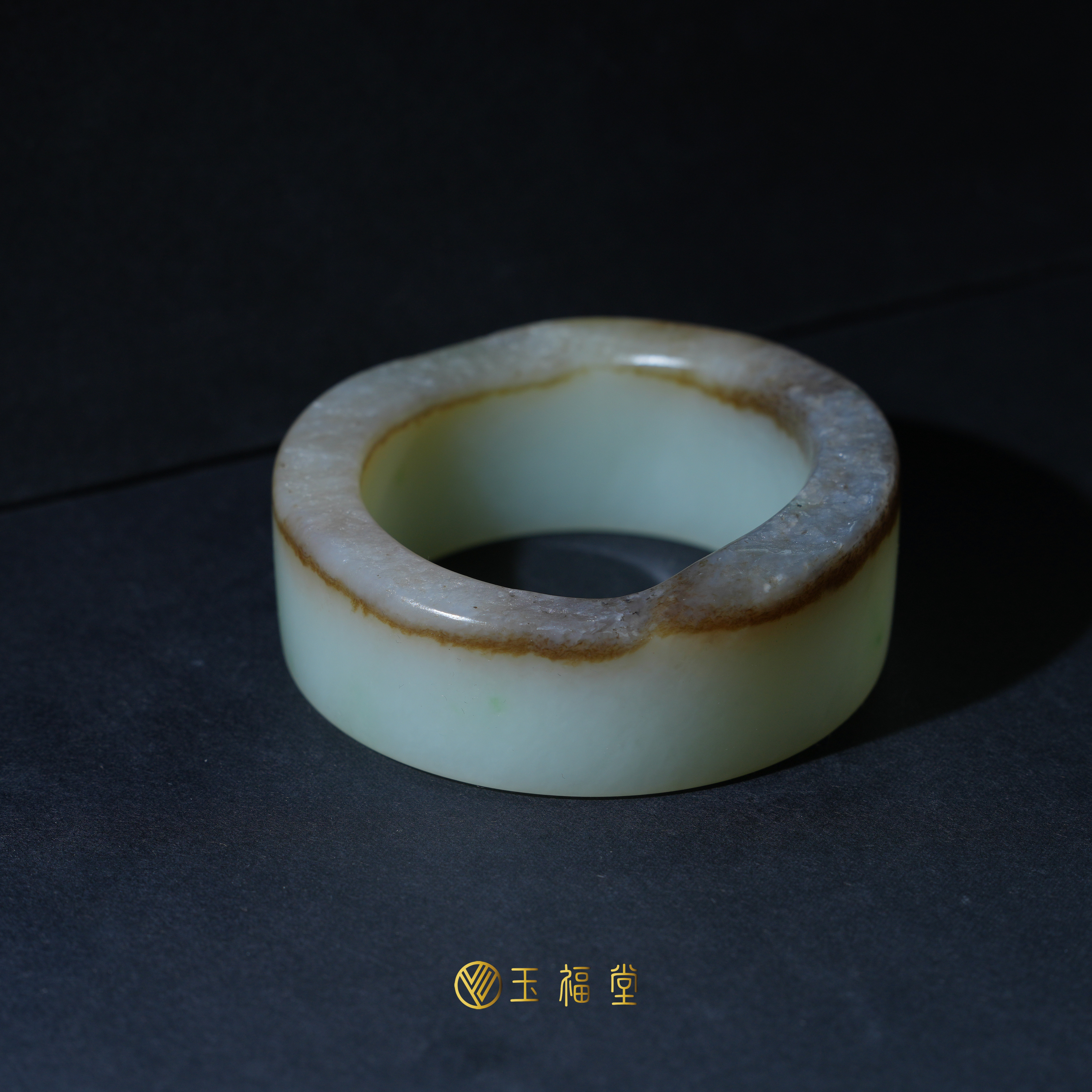 玉福堂 |新疆和田玉山流水料手镯 |三色特色玉镯 |糖白翠大宽胎53