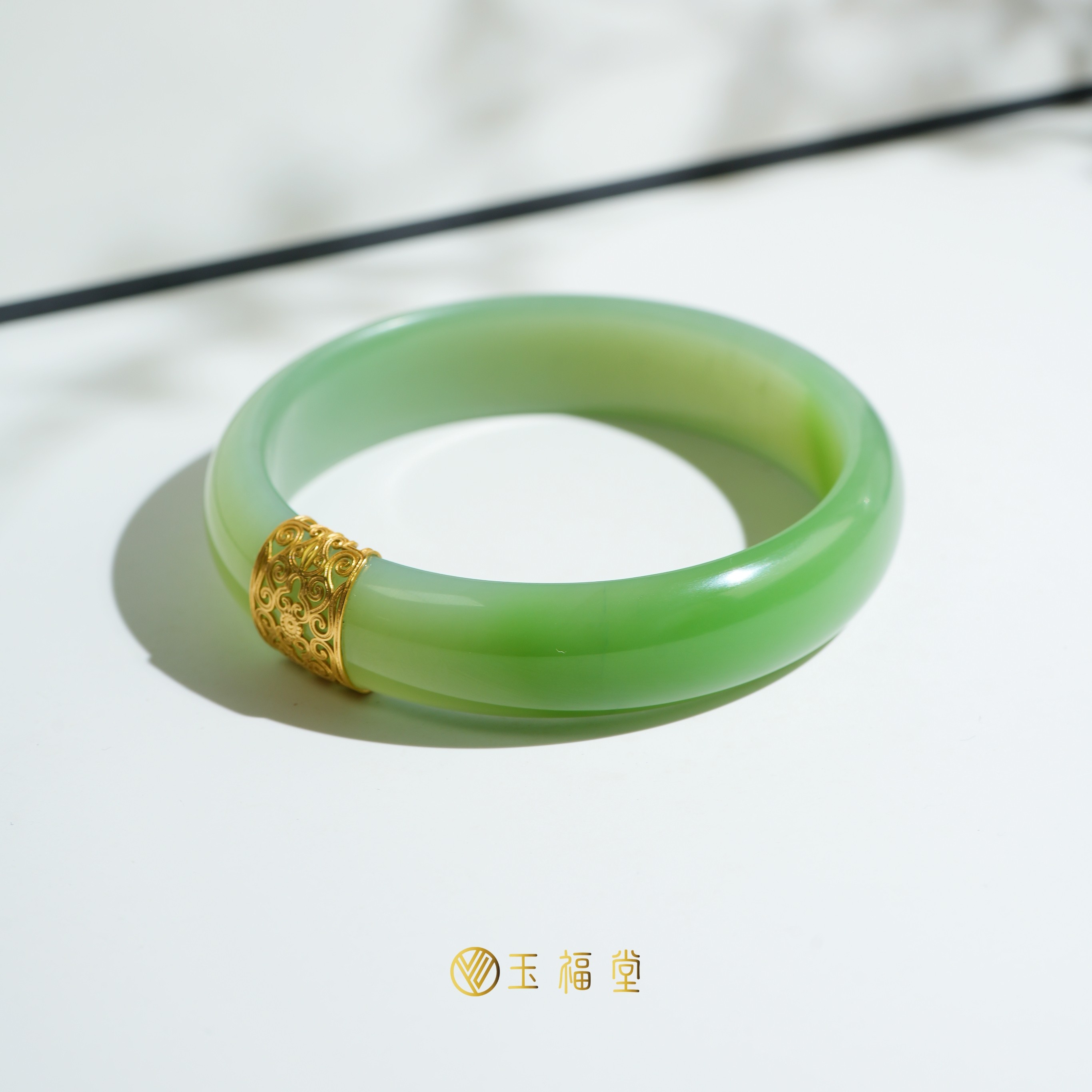 玉福堂|俄罗斯和田玉碧玉苹果绿手镯大圈玉镯子60mm|18k金镶嵌
