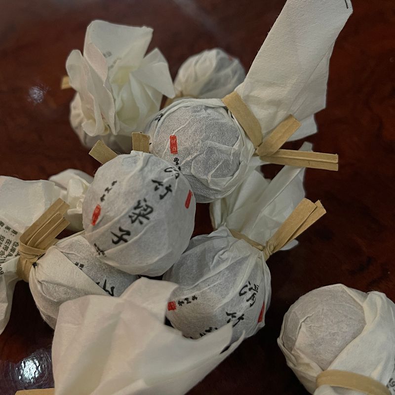 6克滑竹梁子古树生茶10颗一袋