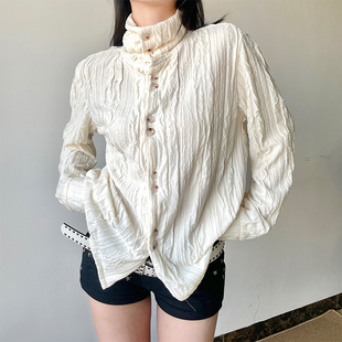 gagaopt2025秋冬新款高领单排扣上衣女设计感褶皱肌理感长袖衬衫