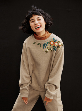 WWY06018 茉莉雅集 芬芳自来针织羊毛料花卉浮雕绣花圆领卫衣