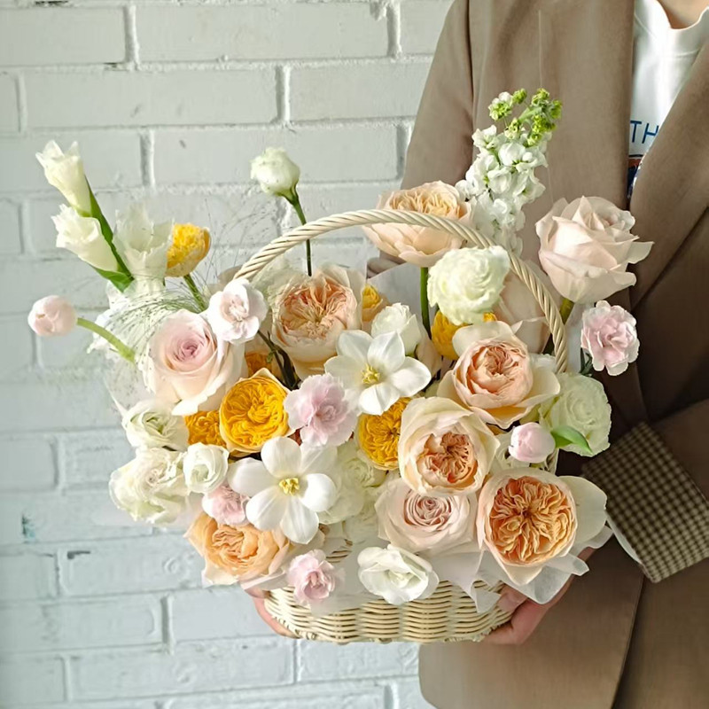 西安小手提花篮玫瑰花康乃馨鲜花同城速递生日祝寿开业专人配送