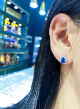 天然蓝宝石耳钉18k金钻石镶嵌1.7ct，整体尺寸11x8.6mm总重2.14g