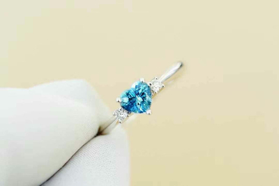 回收天然爱心海蓝宝石戒指超圣玛丽亚色主石尺寸5.3x4.7mm，0.5ct