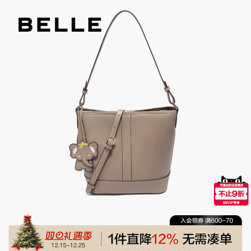 百丽2025新款牛皮质感水桶包