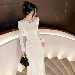 白色丝绒连衣裙2025冬季 气质名媛巨好看高级感收腰重工内搭长裙女