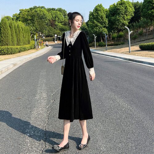 黑色丝绒长袖连衣裙女2026秋装新款收腰显瘦温柔风气质复古长裙