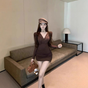 气质翻领V领修身包臀褶皱短裙设计感白领长袖弹力显瘦收腰连衣裙