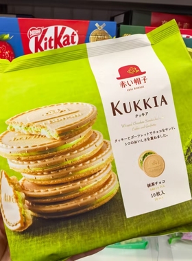 日本进口零食KUKKIA千鹏红帽子抹茶牛奶巧克力夹心薄脆饼干10枚装