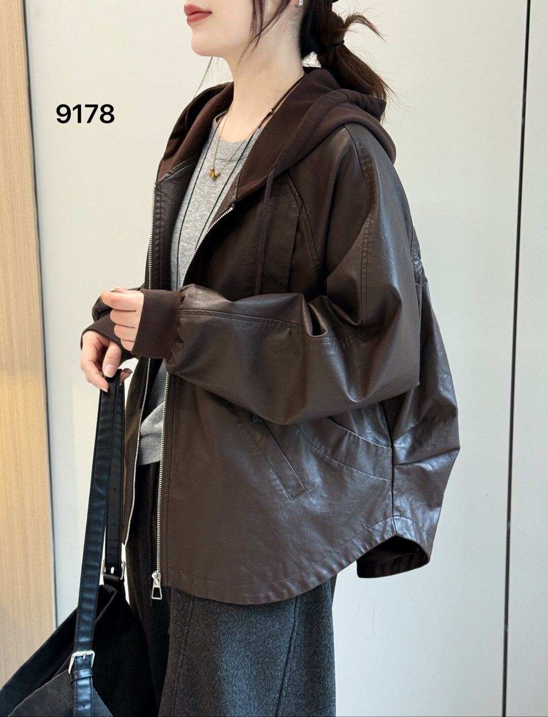 2026春秋新款韩版连帽宽松棒球服夹克短款PU皮外套外穿夹克小个子