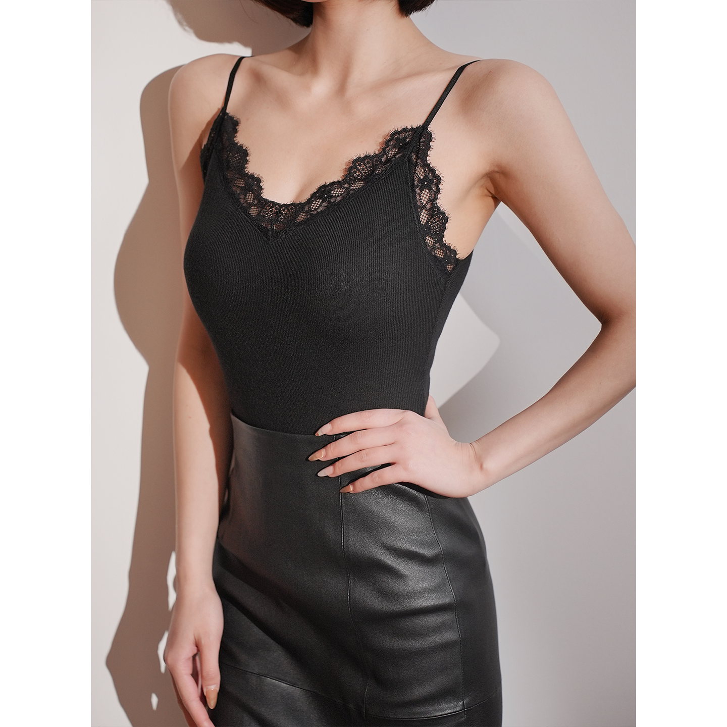 Tyike 柔雾 蕾丝V领坑条针织衫修身显瘦内搭黑色吊带上衣免穿内衣