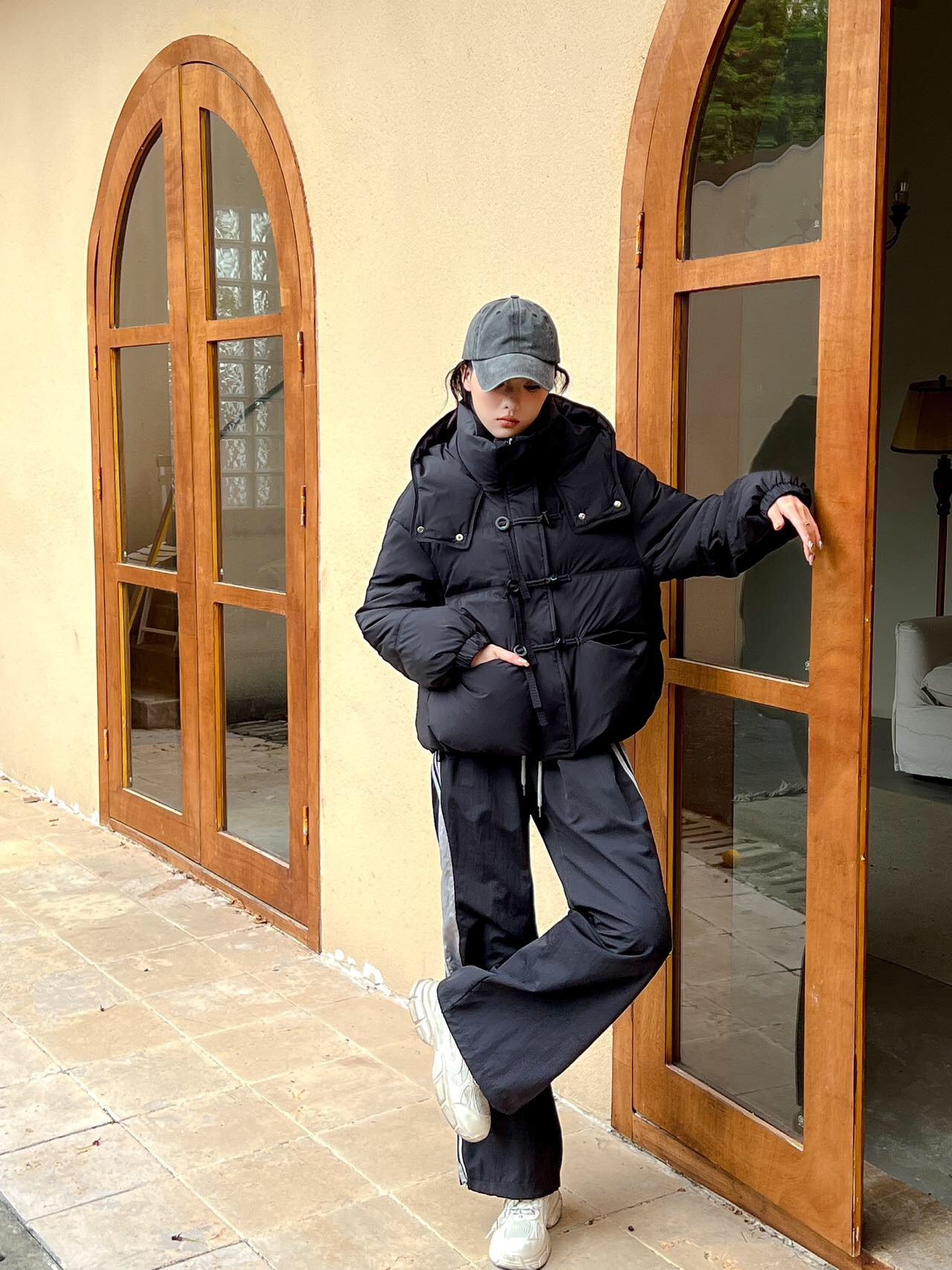 依曼莱冬季短款白鸭绒羽绒服女款黑色保暖连帽外套