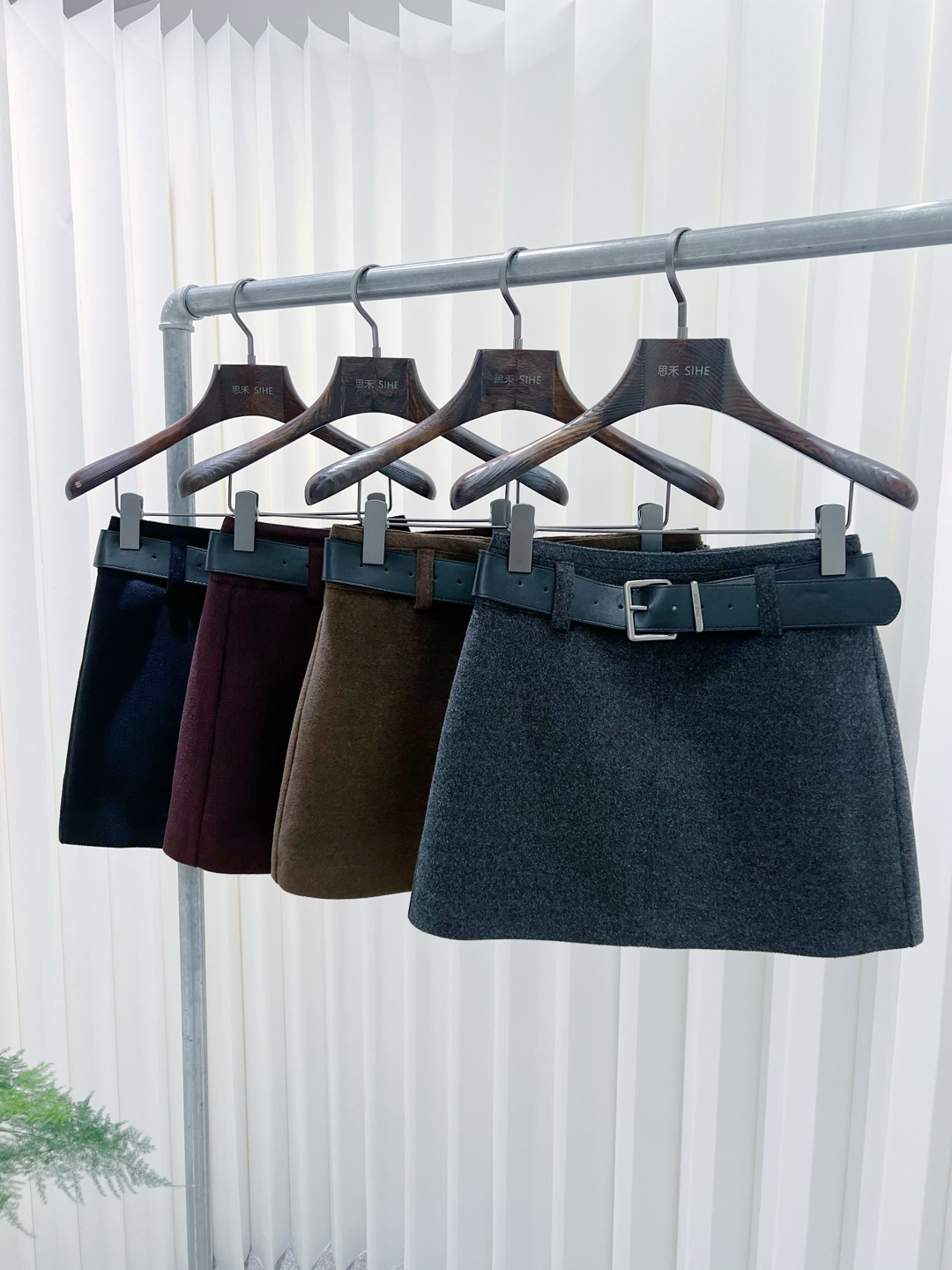 欧洲站格格2025冬新款高腰显瘦小众包臀短裙子毛呢羊毛半身裙女