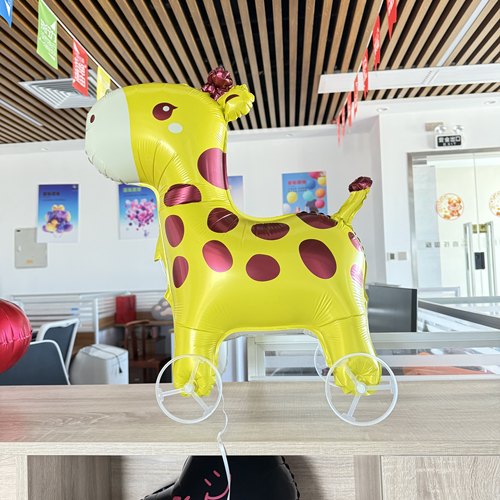 2026跨年散步走路带轮卡通长颈鹿铝膜气球生日儿童玩具轮式款气球