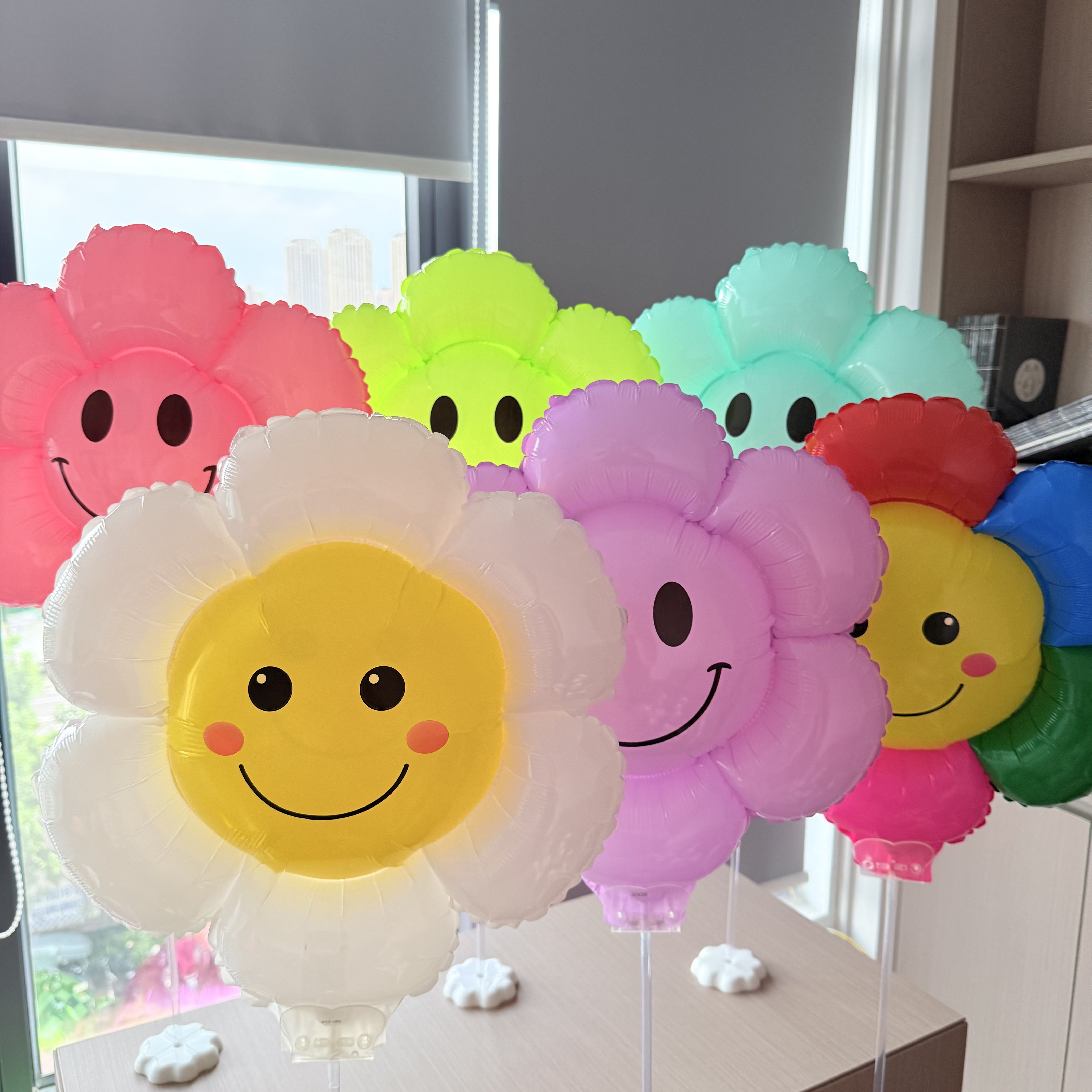 幼儿园开学季笑脸手持太阳装饰