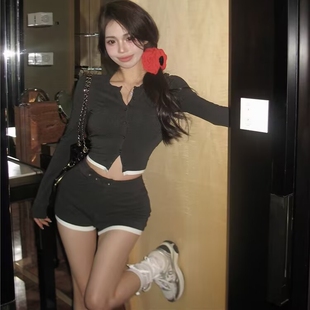 辣妹休闲套装灰色短款针织开衫小众系扣修身长袖上衣高腰包臀短裤