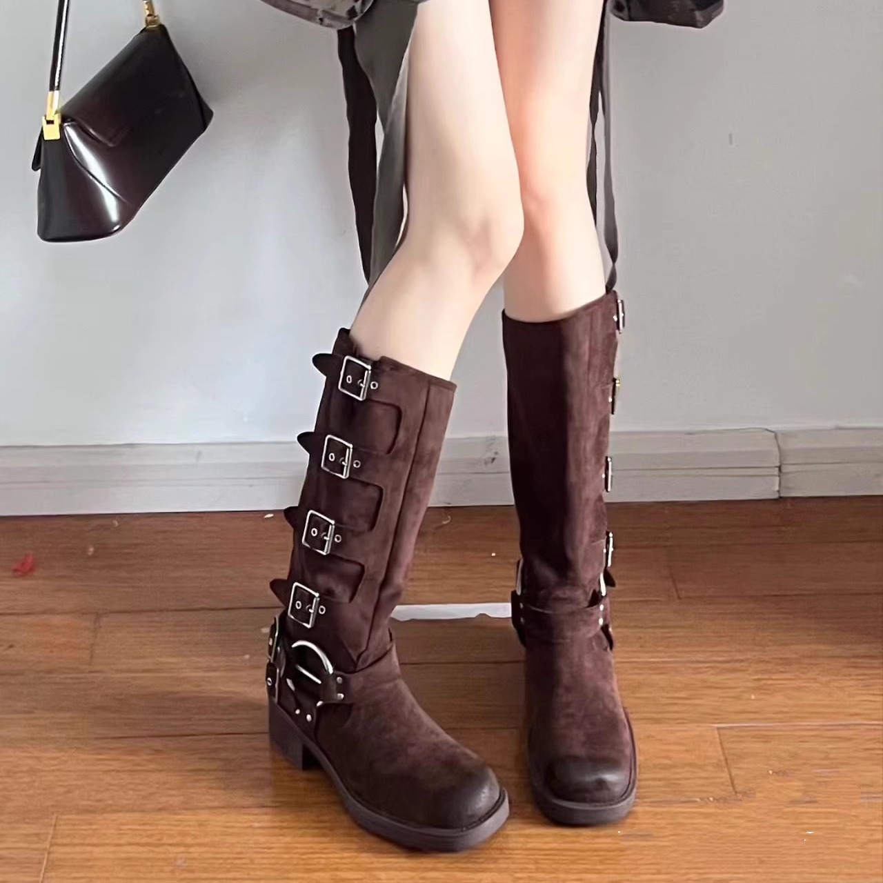 Miu家绒面皮带扣复古机车靴女