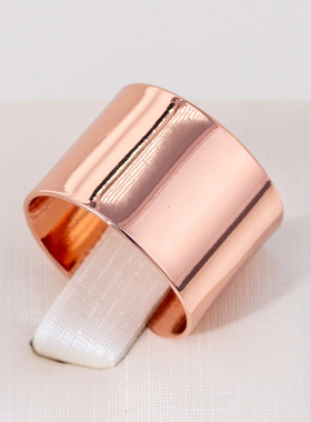 伊泰莲娜丽晶红苹果品牌系列拉丝光面戒指女士宽面开口指环男JZ18