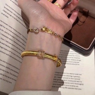 18K金时来运转轻奢金色拉丝手镯女镶钻设计感重工卡扣手环时尚