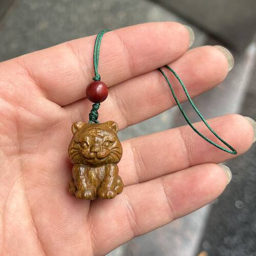 可爱绿檀木质生肖虎手机挂件