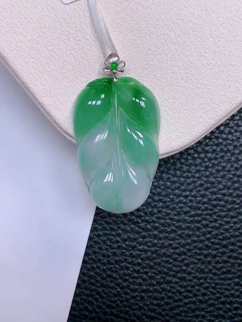 天然真品翡翠正品 水润细腻气质18k金镶嵌冰阳绿满阳色叶子吊坠