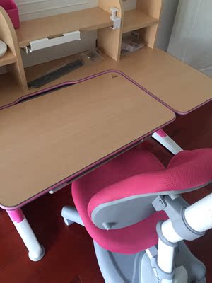 解说生活诚品儿童学习桌对比护童哪个，这两个牌子选谁好？