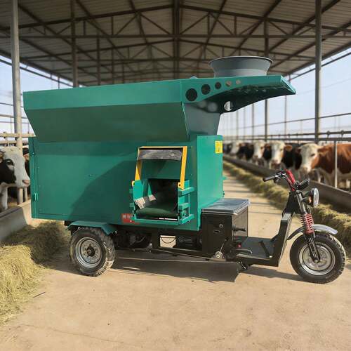 养殖场三轮自走式撒料车 均匀出料抛撒车 电动小型喂牛车