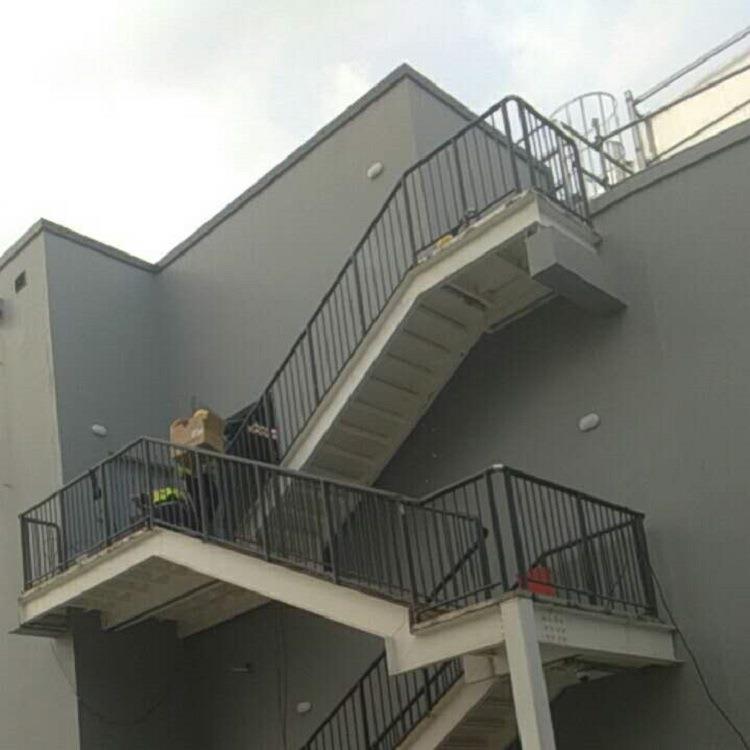 楼梯扶手钢质楼梯金属楼梯栏杆金属制品铁艺栏杆圆管金属扶手楼梯