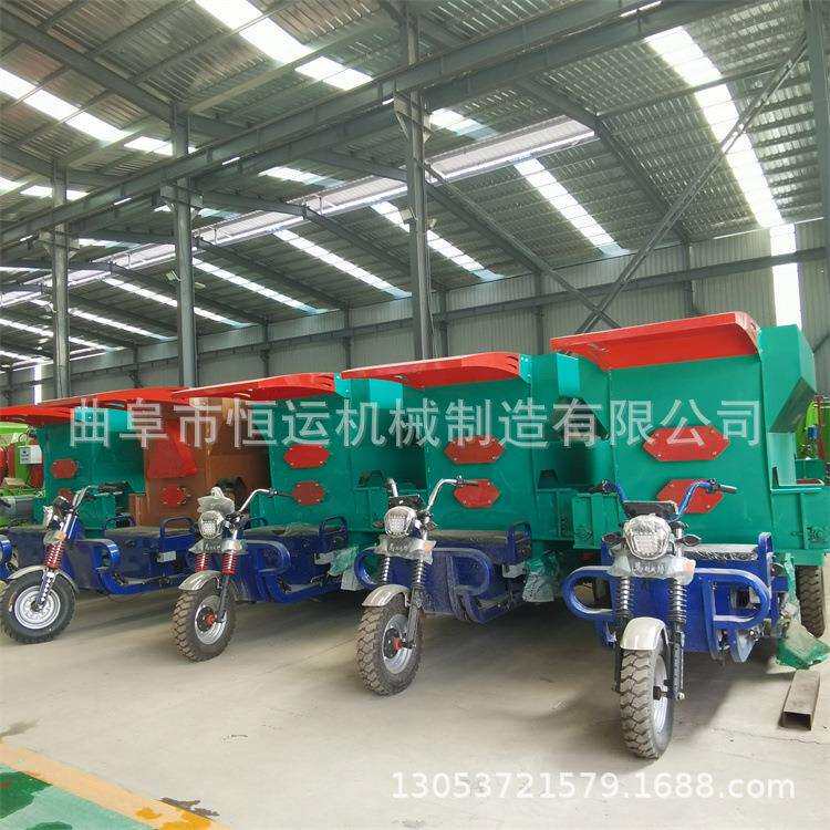 牛羊电动撒料车 3方双边出料投料车 养殖场小型三轮喂料车