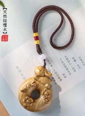 天然绿檀木雕甜甜兔摆件创意手把件紫檀文玩工艺汽车挂件可爱生肖