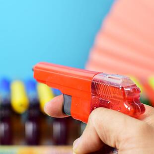 水枪饮料糖果机手枪口喷饮料零食8090怀旧小水枪糖可乐手雷饮料