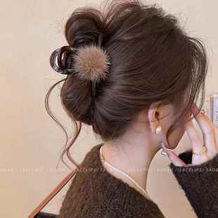 冬季高级感毛绒球球抓夹女2025新高马尾鲨鱼夹发夹后脑勺夹子发饰