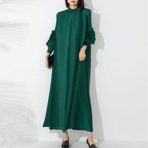 Long length dress with half high collar, large size wheel