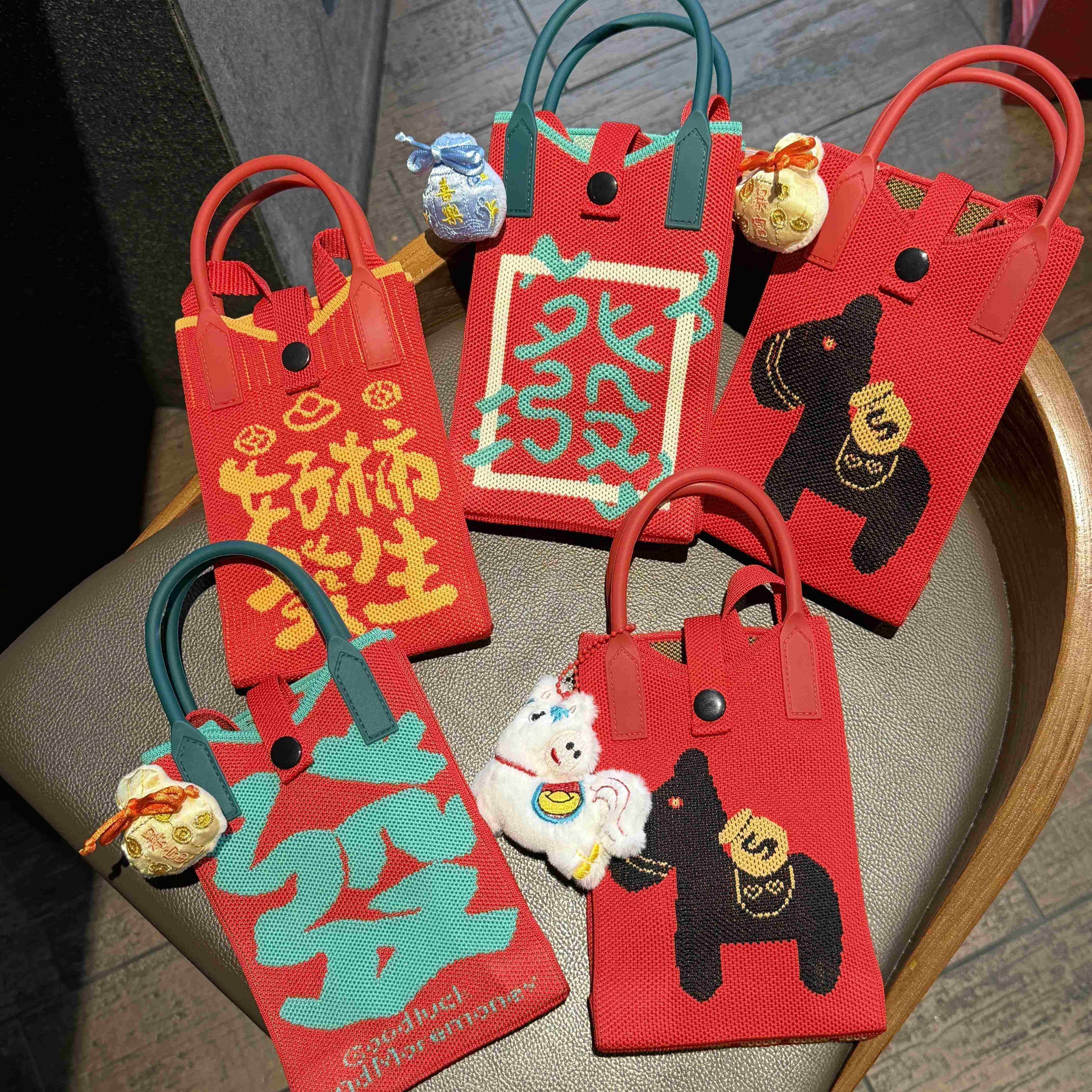 2026马年针织手提包新年发财迷你手机包斜挎百搭大红色喜庆红包袋