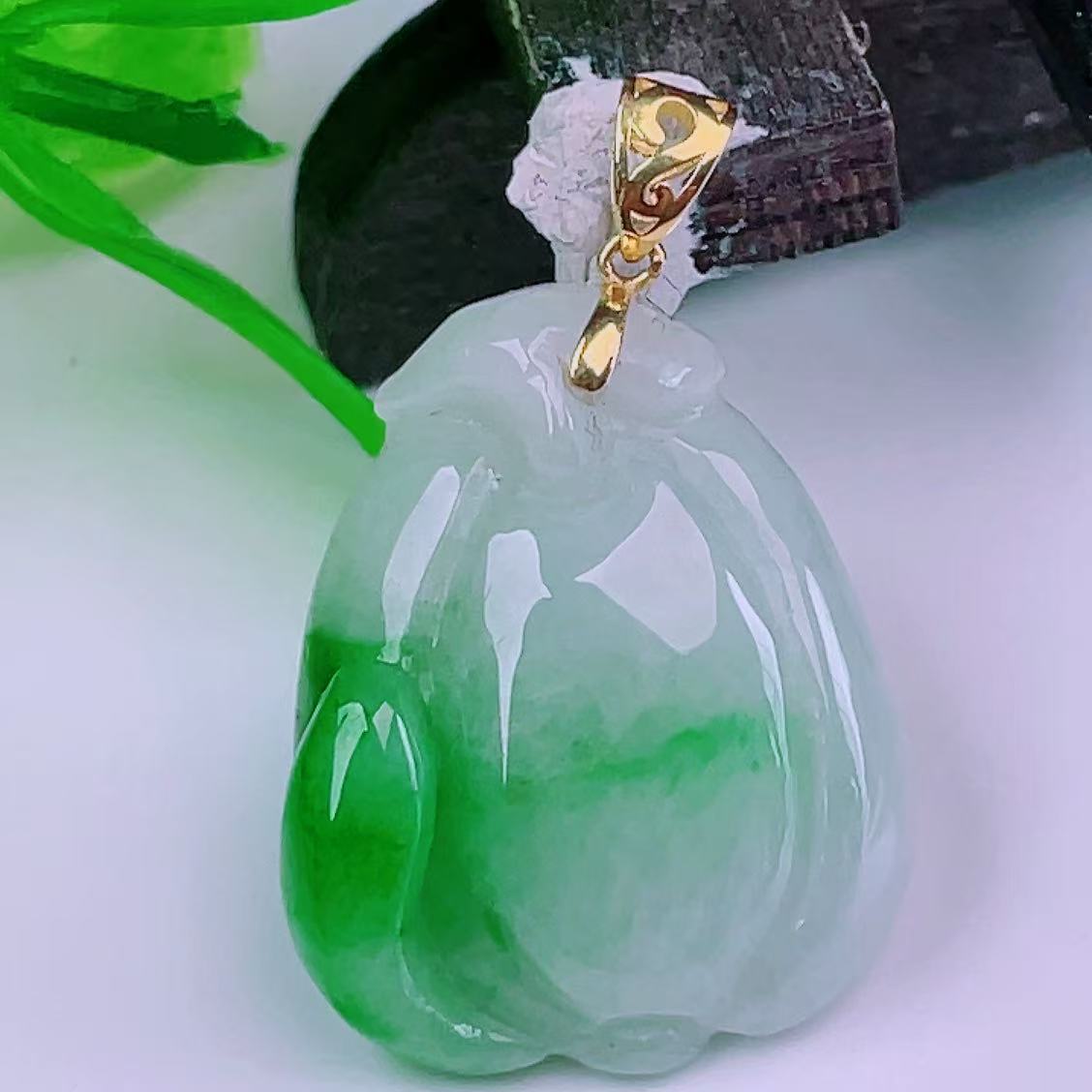 缅甸天然真品翡翠正品18k金扣头冰飘阳绿高端精品闪拍福瓜玉吊坠