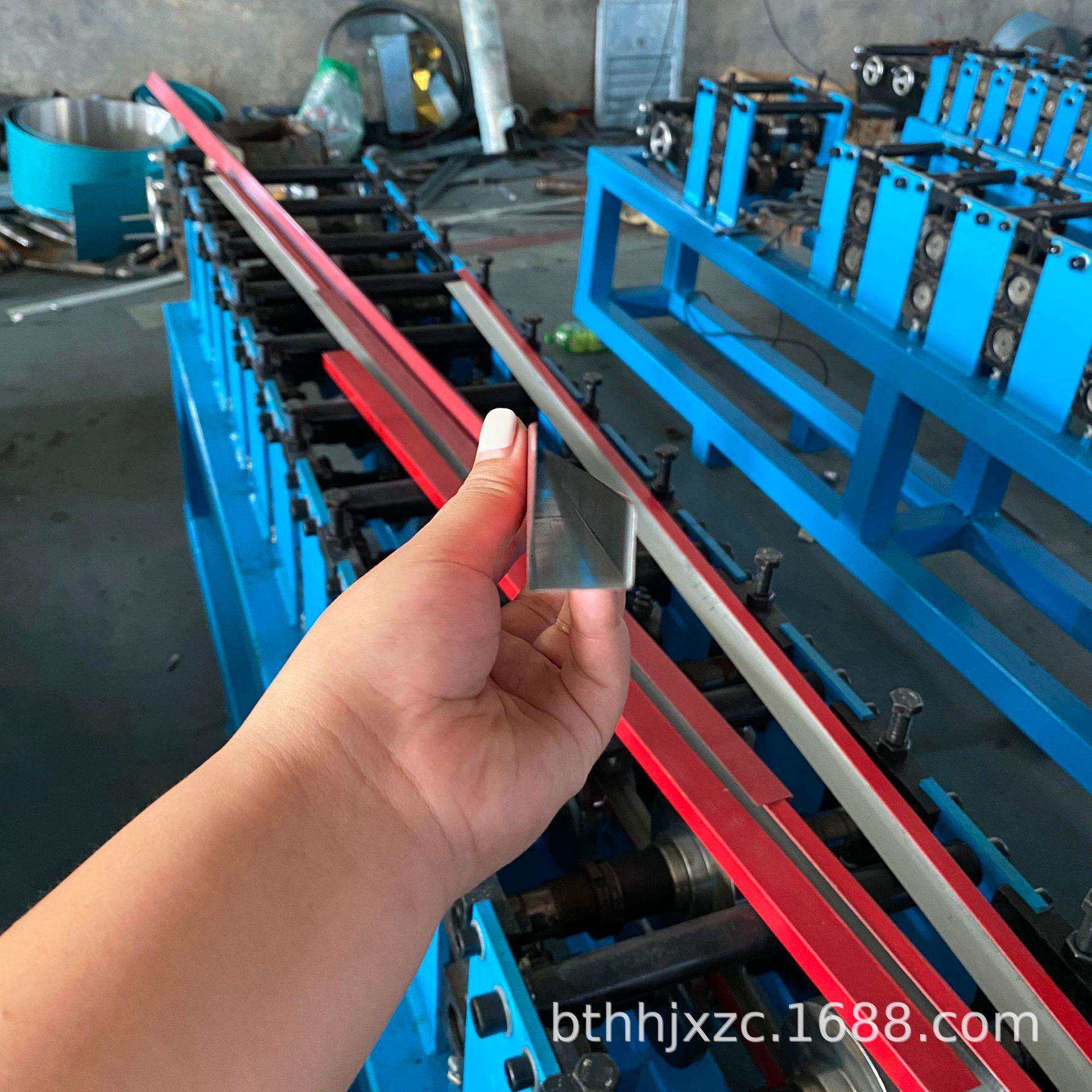 不等边U型成型机C型光伏桥架线槽底部免打孔器跟踪剪几字型钢设备