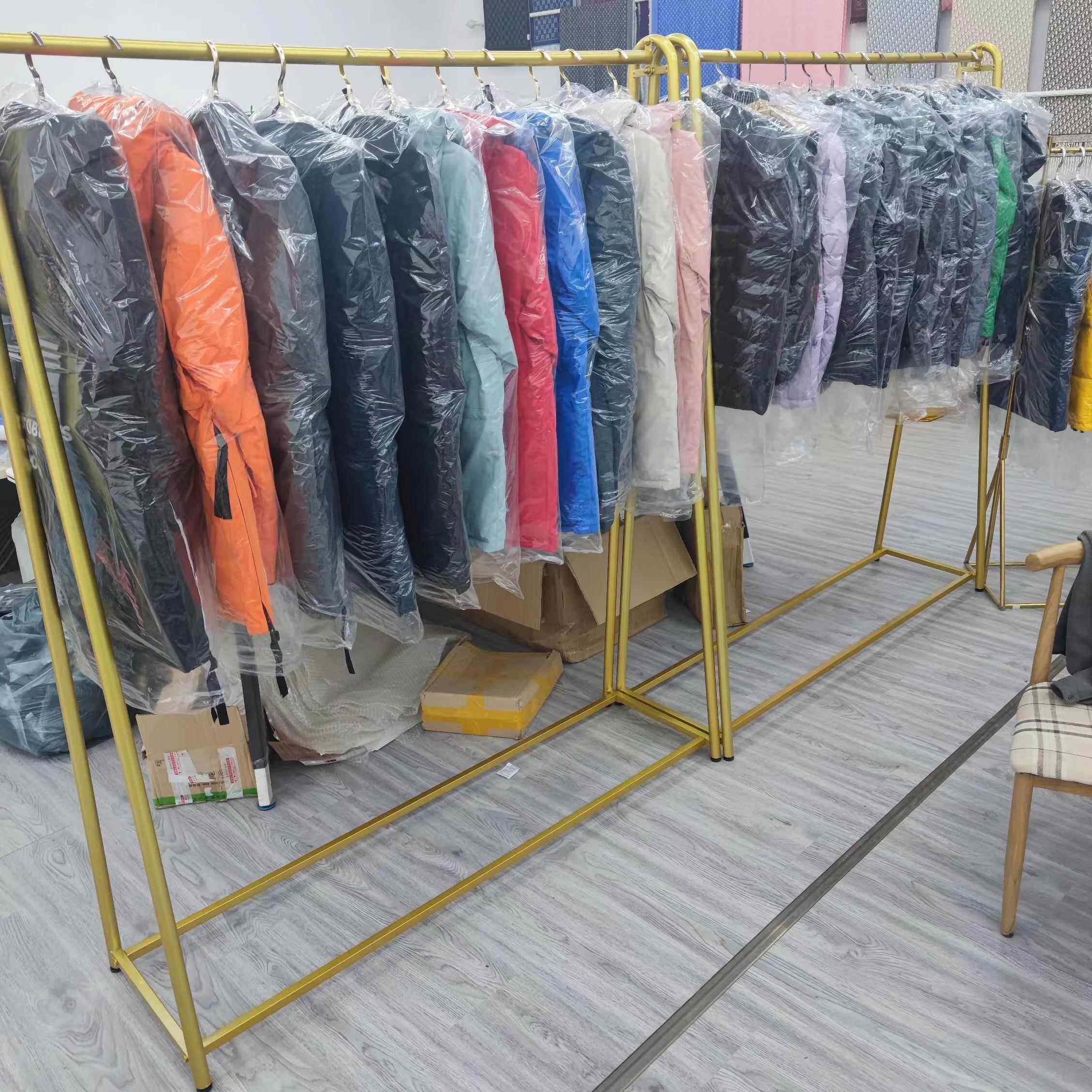 男士和女士专用地板站立展示架与轮子服装架金色婚纱服装商店货架
