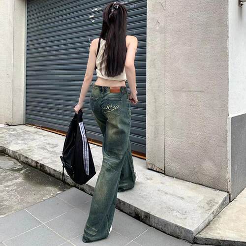 Low waisted jeans with a feminine vibe, slim straight leg,