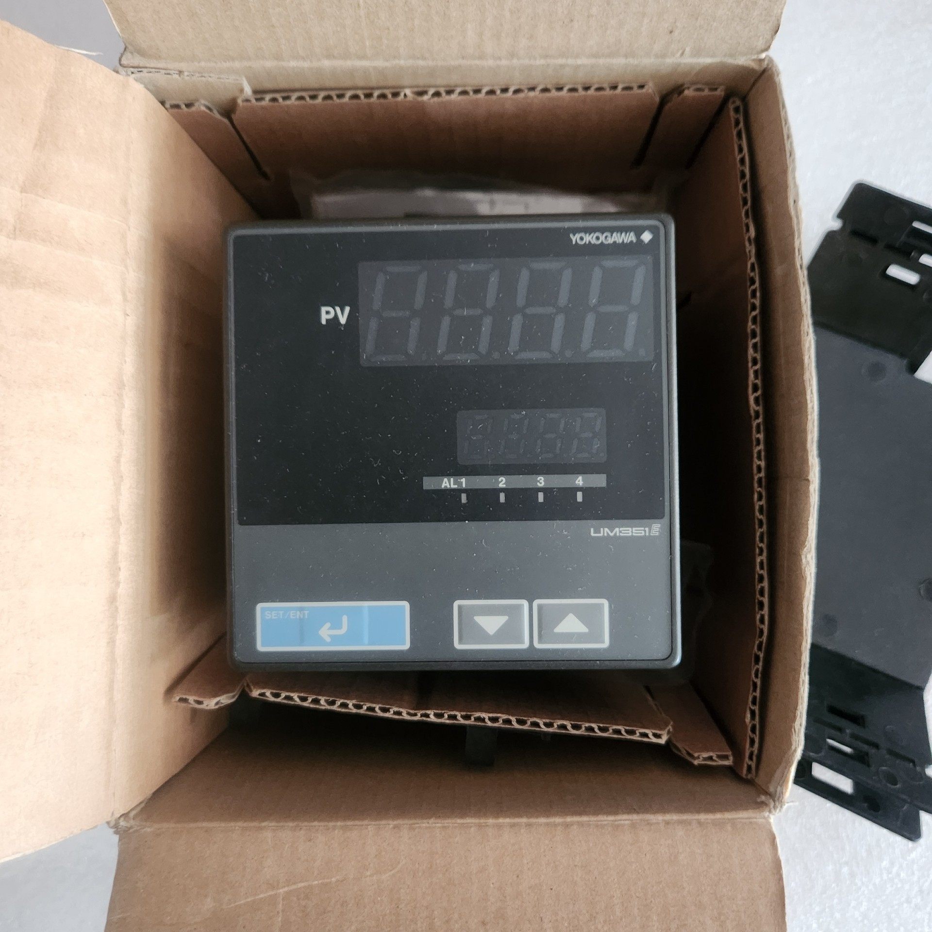 YOKOGAWA横河温控器UM351-02全新未使用，包装齐