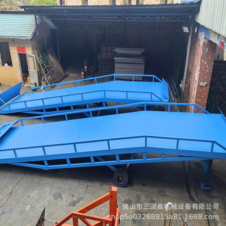 移动式登车桥平台移动式登车桥平台登车桥10吨液压登车桥