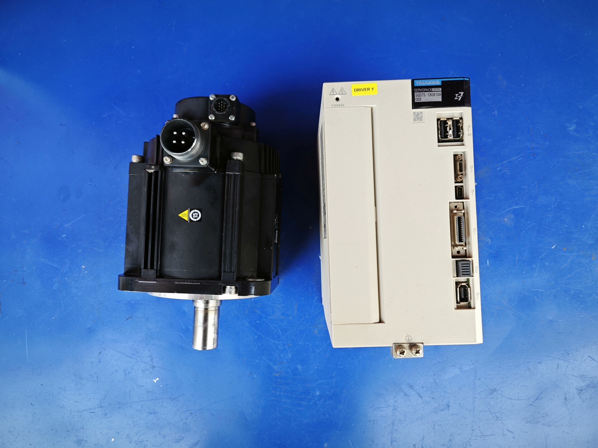 安川七系2KW伺服驱动电机SGD7S-180A10A002