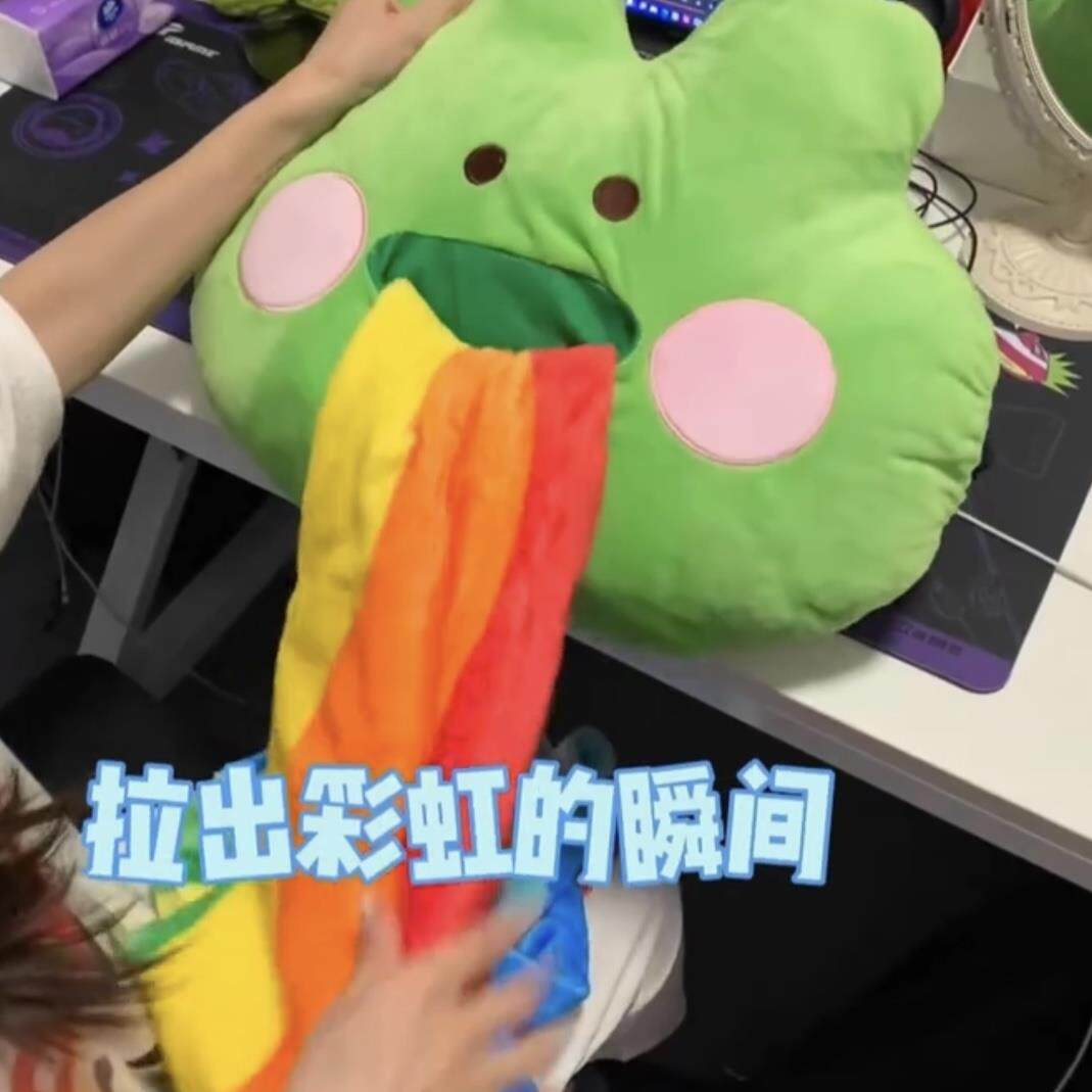 青蛙彩虹毯创意二合一抱枕毯珊瑚绒两用款办公室午睡毯车载空调毯