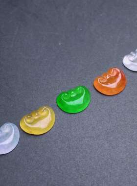 缅甸天然翡翠a货冰五彩如意心一手裸石dmf尺寸：6.5-8.8-2mm