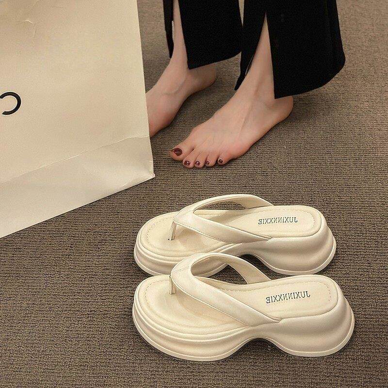 香港真皮厚底夹脚人字拖鞋女夏季外穿2026新款高级感松糕沙滩凉鞋